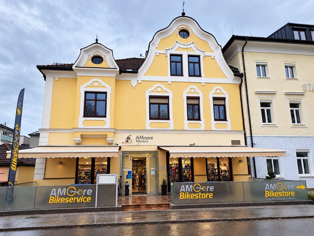 AMoore Bikeservice – gelbes Haus mit Terrasse in der Untersbergstraße 23, Oberndorf