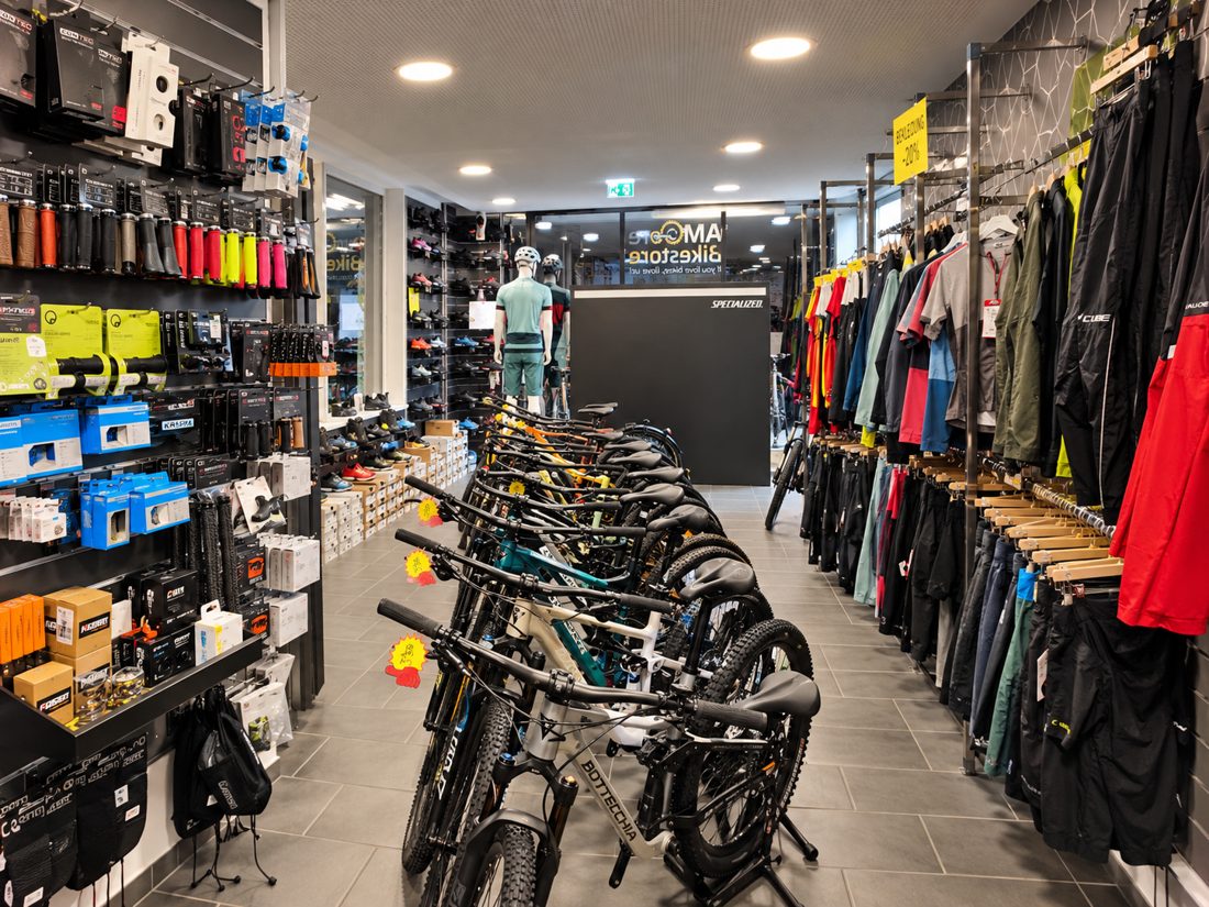 Verkaufsraum mit Mountainbikes, Bekleidung und Zubehör
