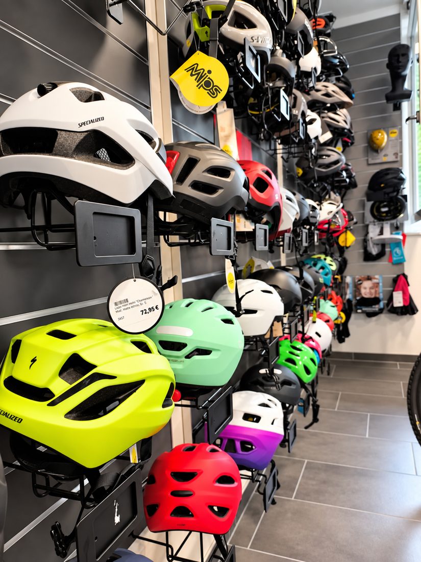 Helme in vielen Farben und Größen zum Anprobieren